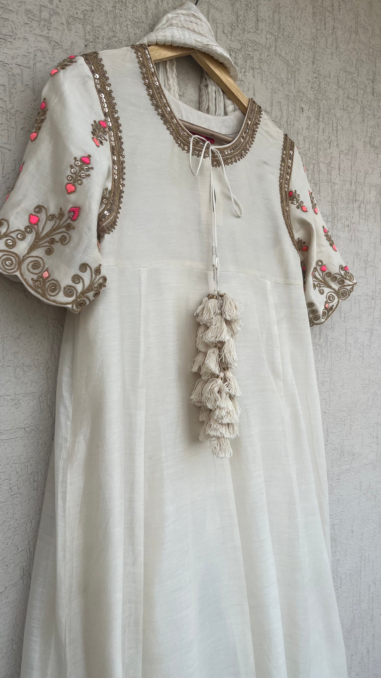 OFF-WHITE A-LINE KURTA, PANTS & DUPATTA SET
