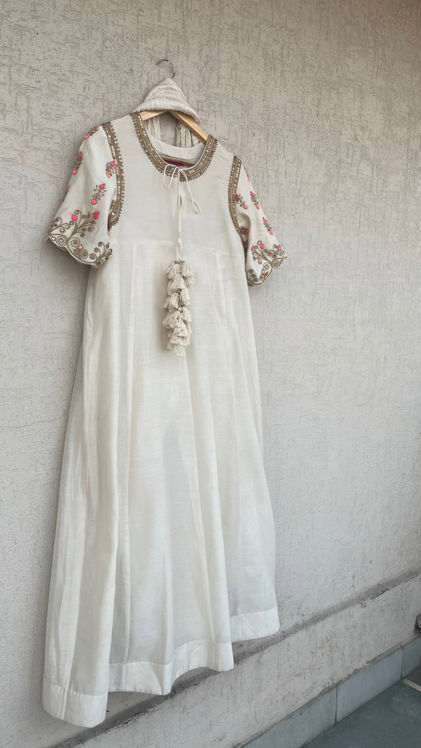 OFF-WHITE A-LINE KURTA, PANTS & DUPATTA SET