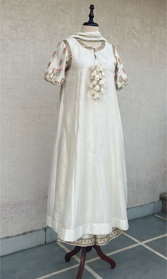 OFF-WHITE A-LINE KURTA, PANTS & DUPATTA SET