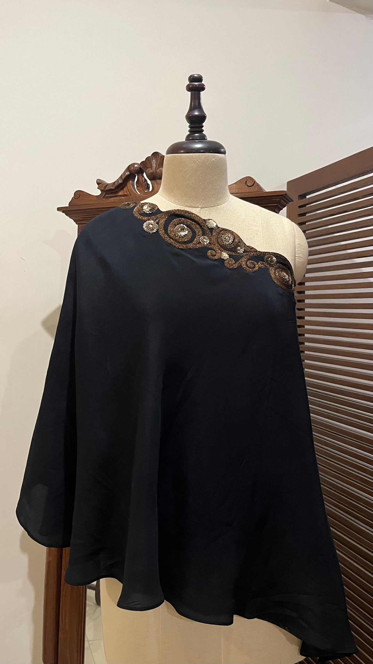 BLACK ONE SHOULDER CAPE