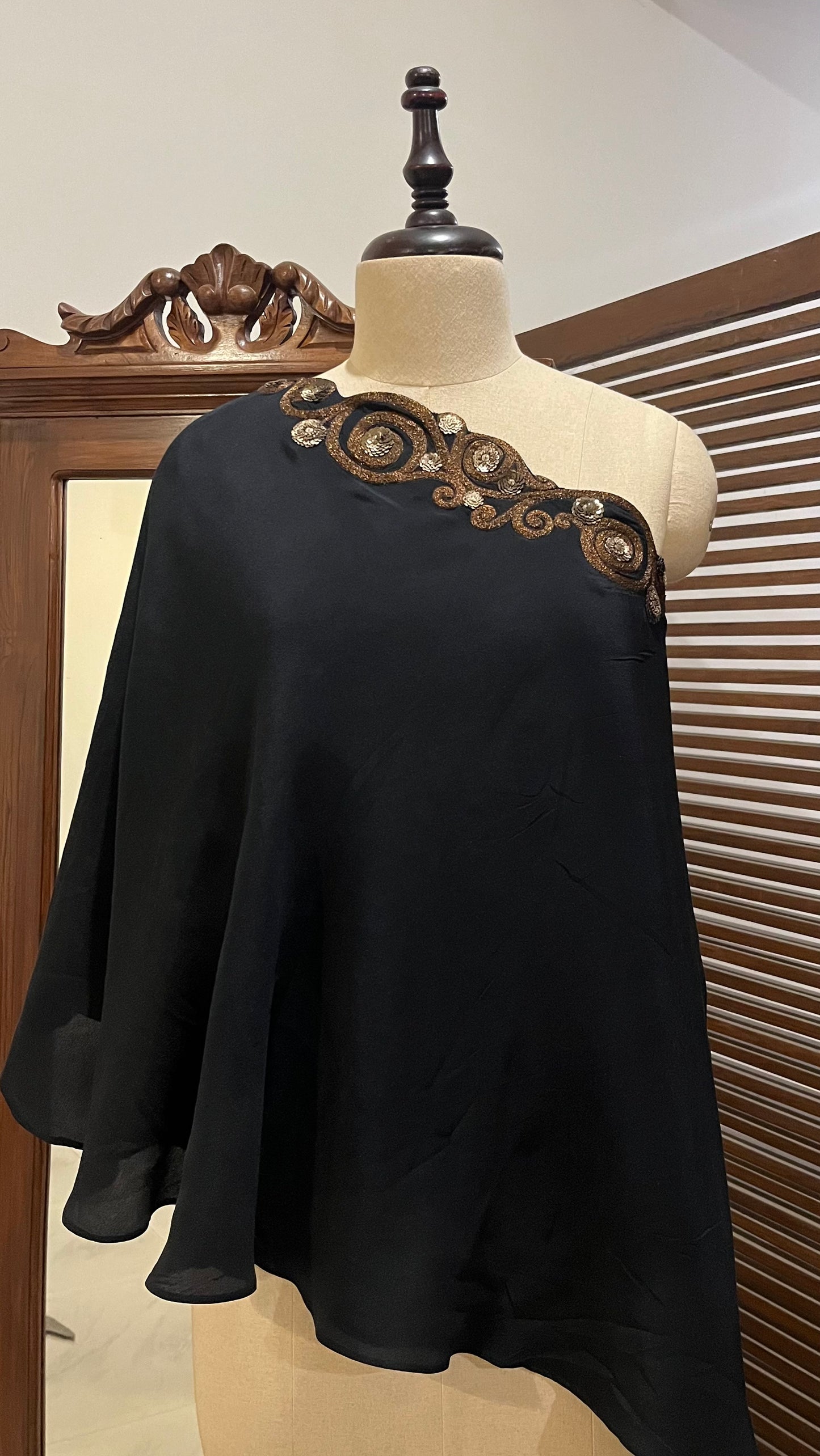 BLACK ONE SHOULDER CAPE