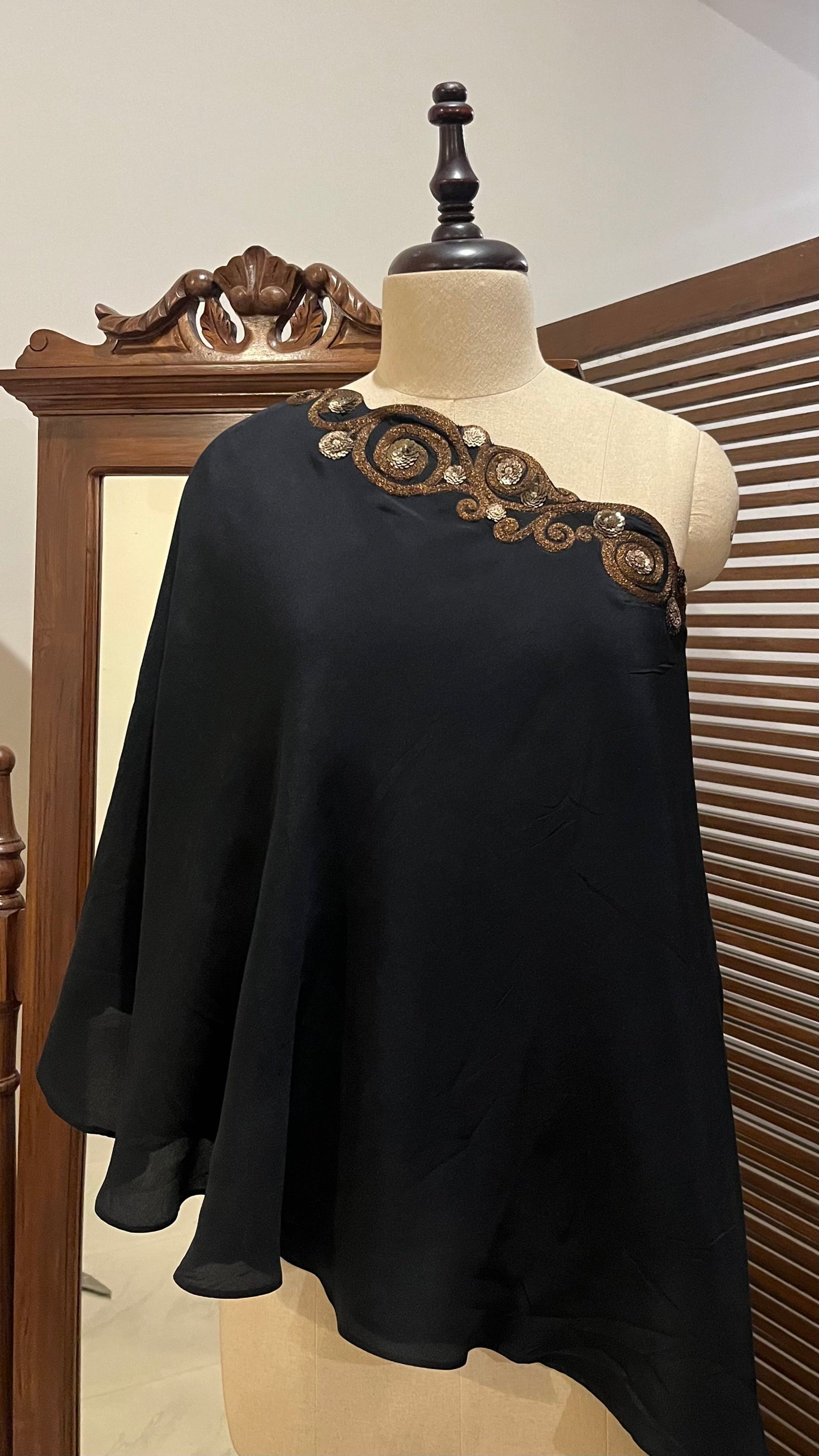 BLACK ONE SHOULDER CAPE