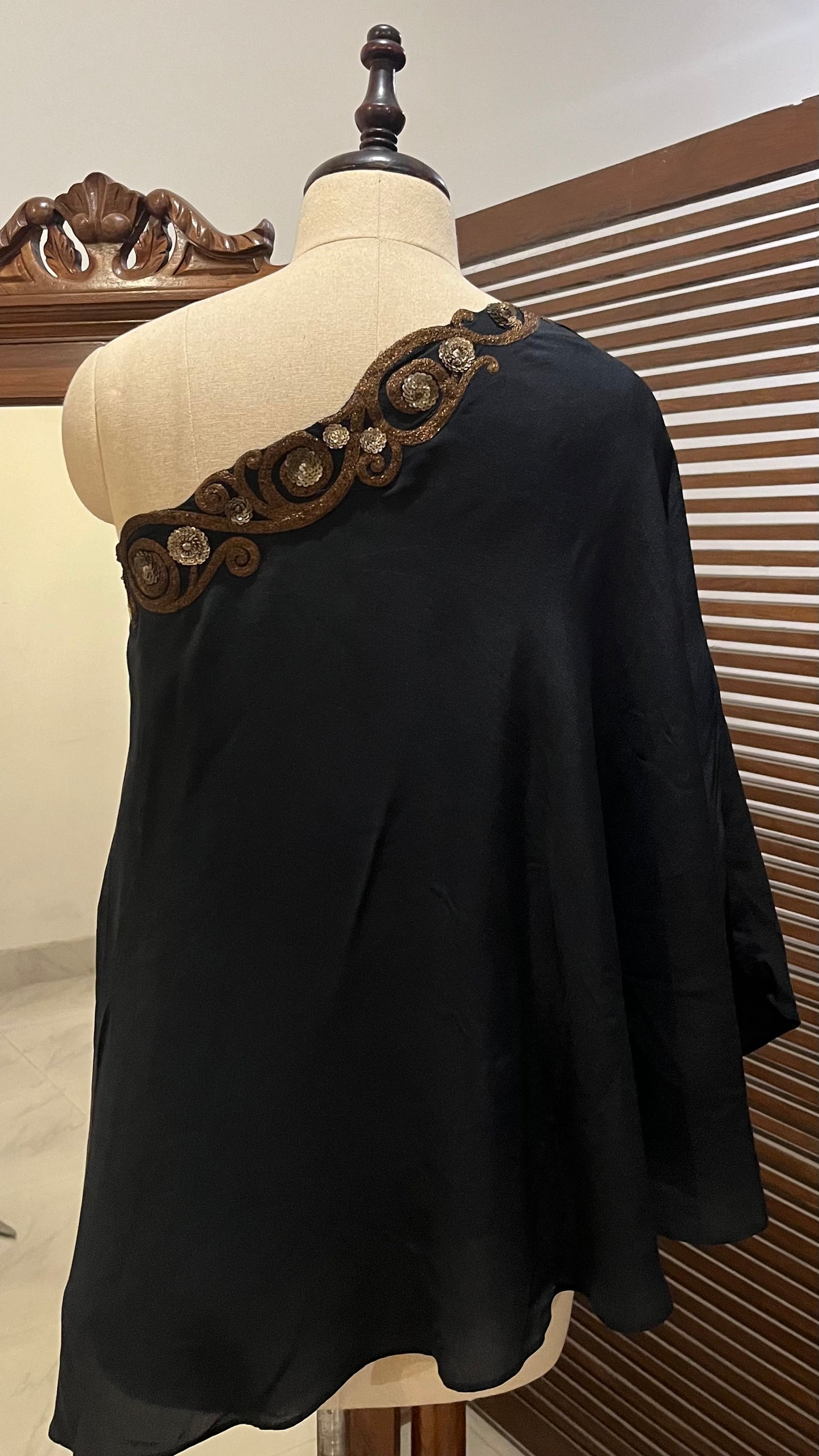 BLACK ONE SHOULDER CAPE