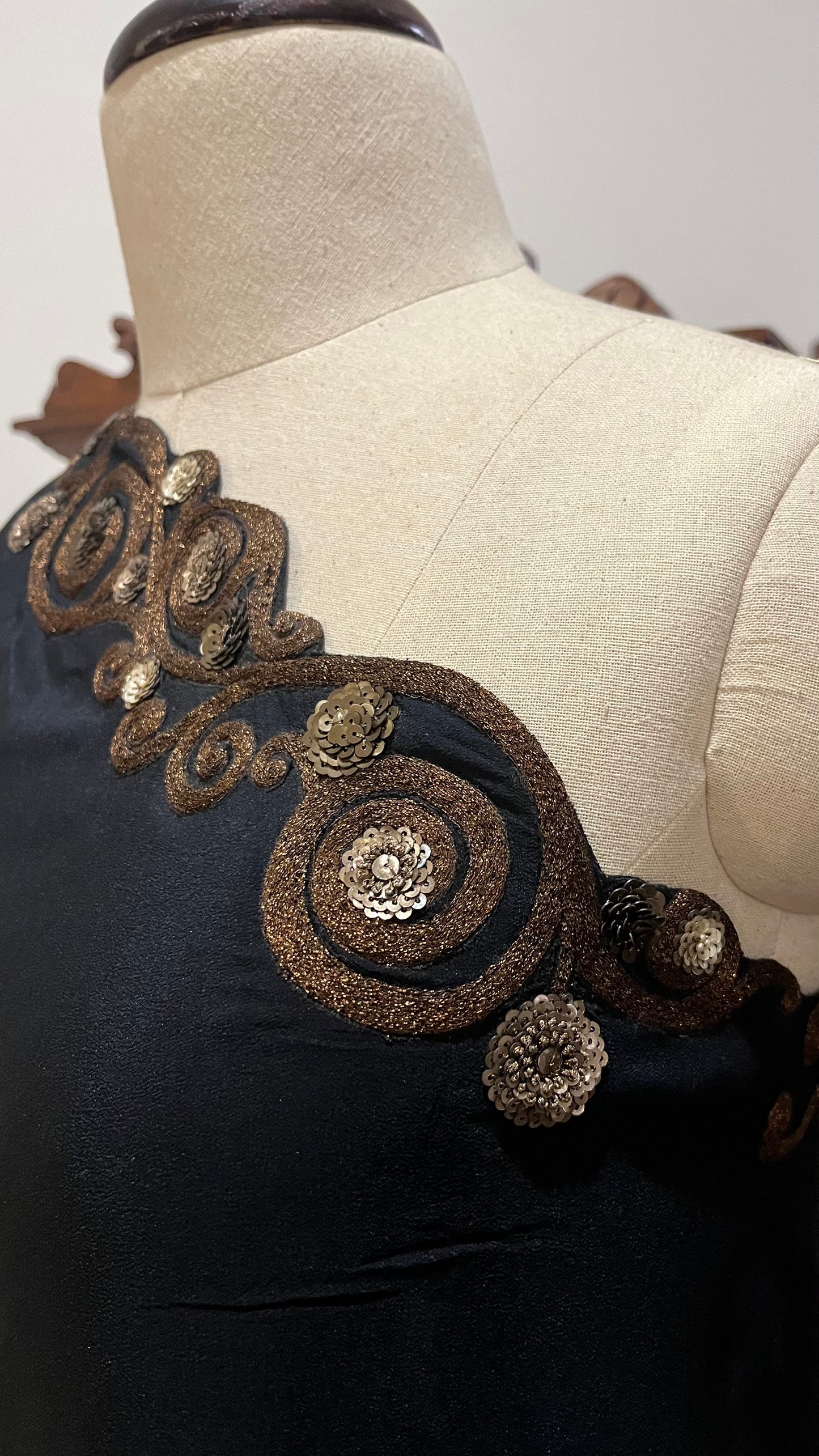 BLACK ONE SHOULDER CAPE