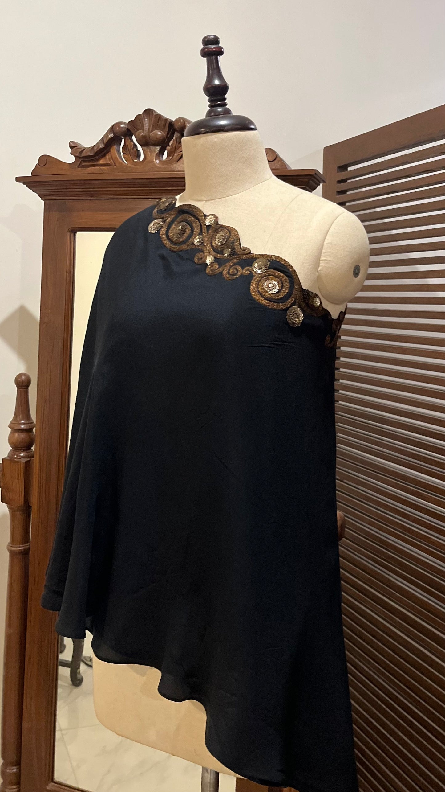 BLACK ONE SHOULDER CAPE