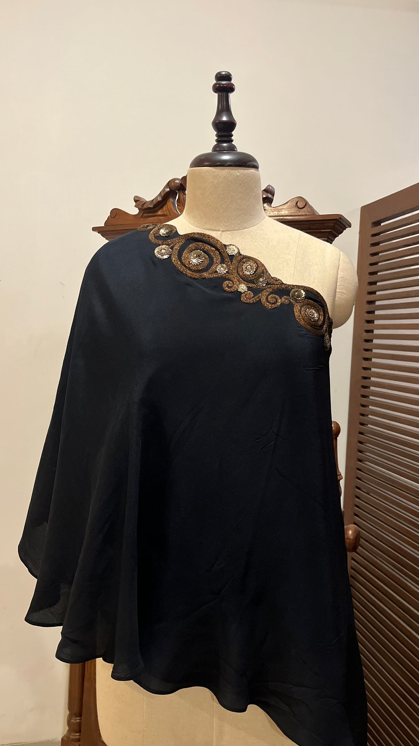 BLACK ONE SHOULDER CAPE